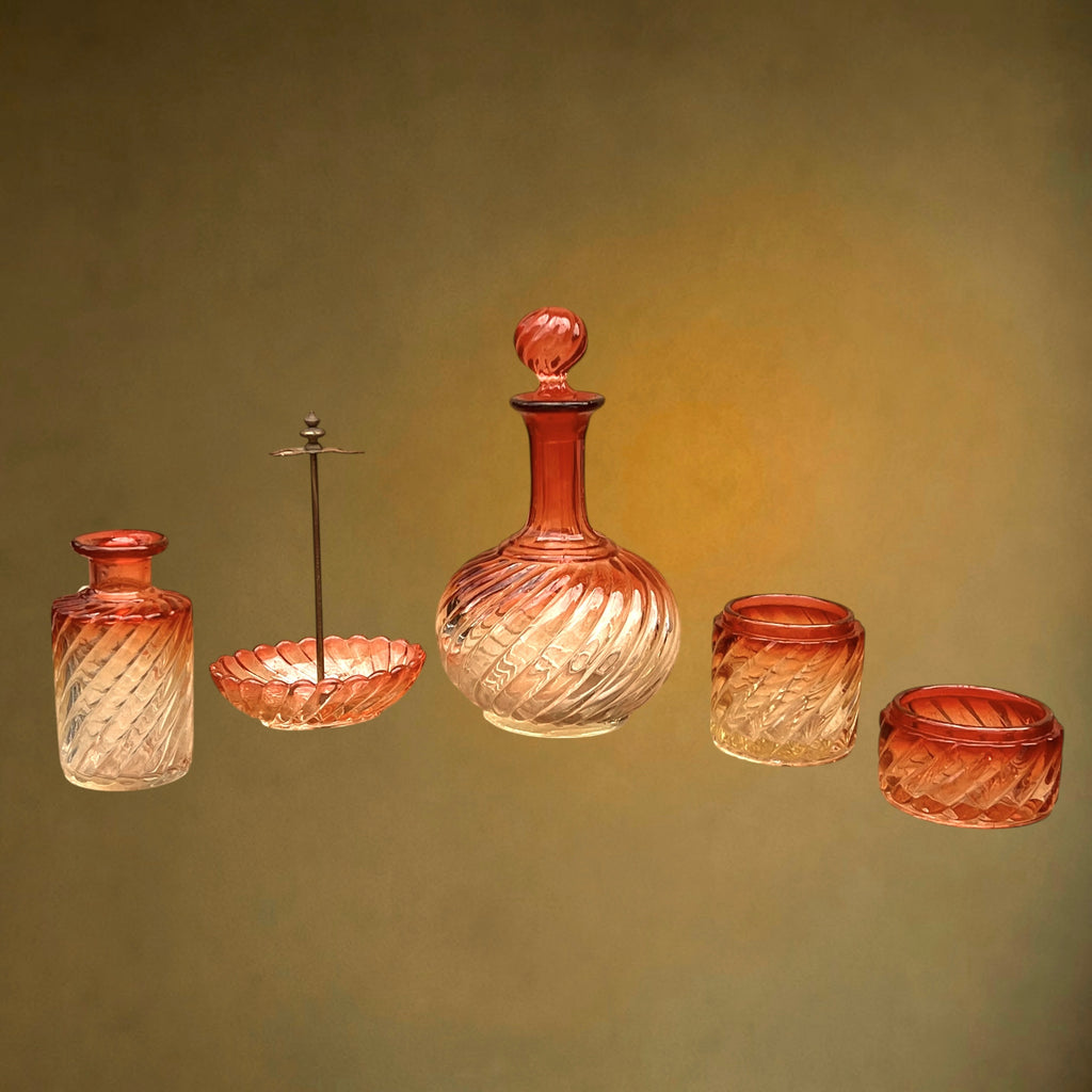 Nécessaire de Toilette en Cristal Rose Teinté Attribué à Baccarat – Bambous Tors – Vers 1900