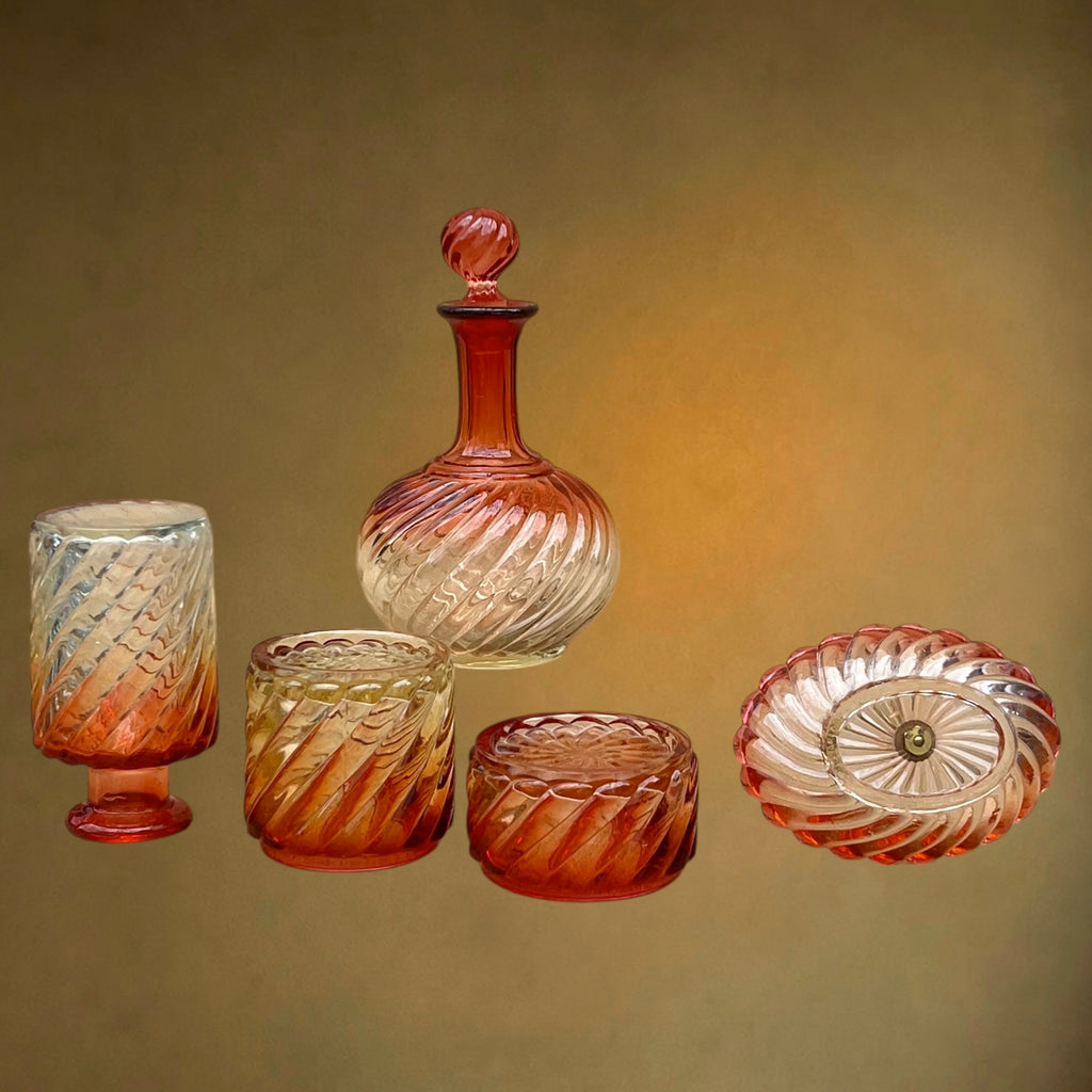 Nécessaire de Toilette en Cristal Rose Teinté Attribué à Baccarat, Modèle Bambous Tors – Vers 1900
