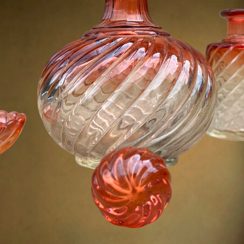 Nécessaire de Toilette en Cristal Rose Teinté Attribué à Baccarat, Modèle Bambous Tors – Vers 1900