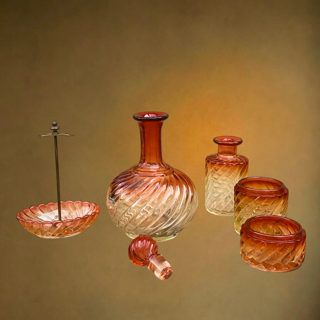 Nécessaire de Toilette en Cristal Rose Teinté Attribué à Baccarat, Modèle Bambous Tors – Vers 1900