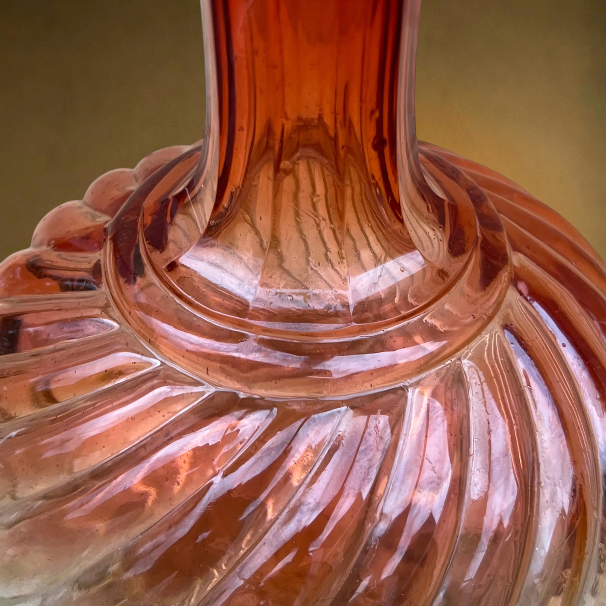 Nécessaire de Toilette en Cristal Rose Teinté Attribué à Baccarat, Modèle Bambous Tors – Vers 1900