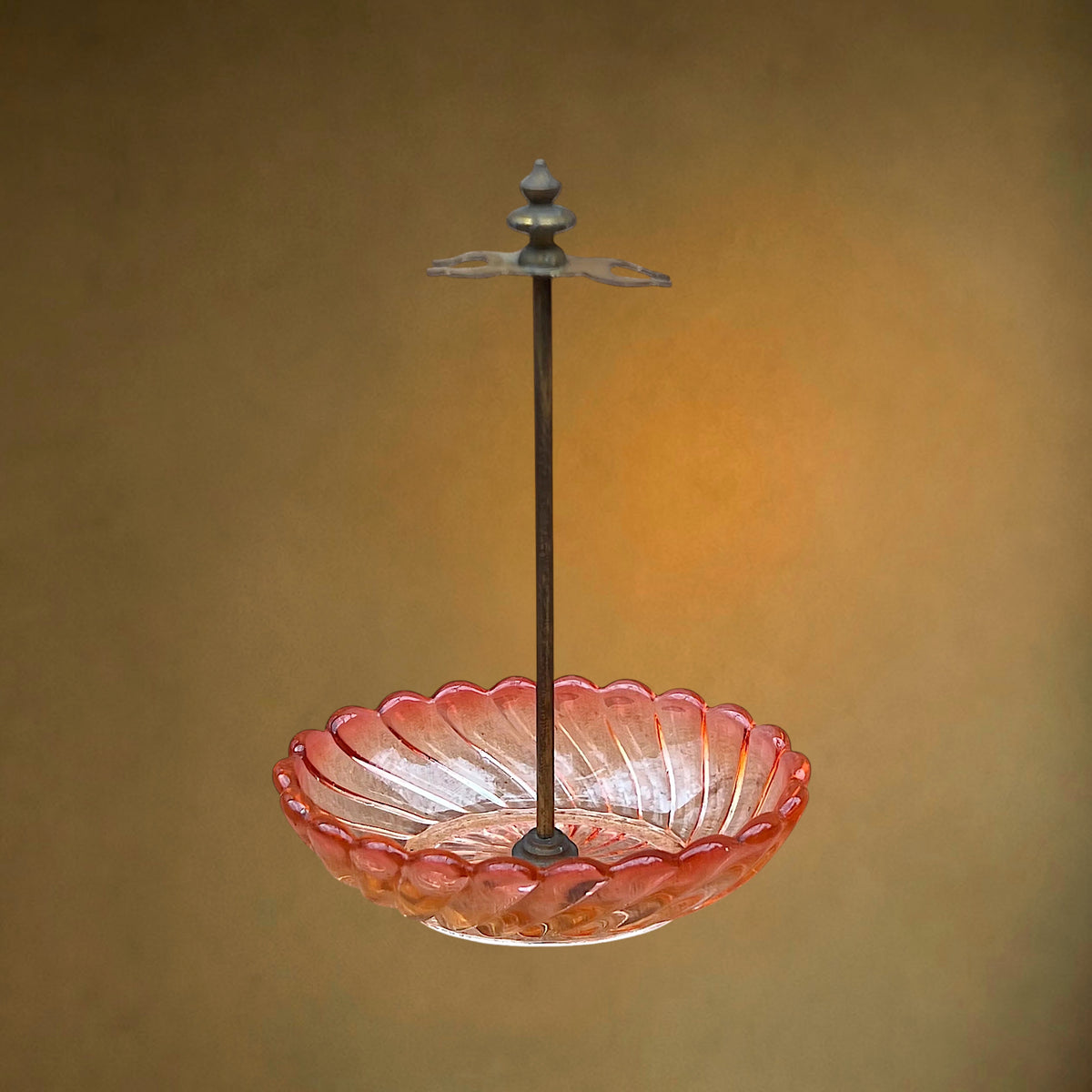 Nécessaire de Toilette en Cristal Rose Teinté Attribué à Baccarat, Modèle Bambous Tors – Vers 1900