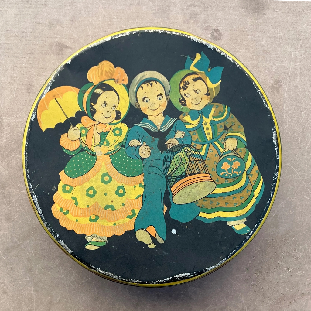 Boîte Métallique Ronde Ancienne à Décor d’Enfants Illustrés – Vers 1930