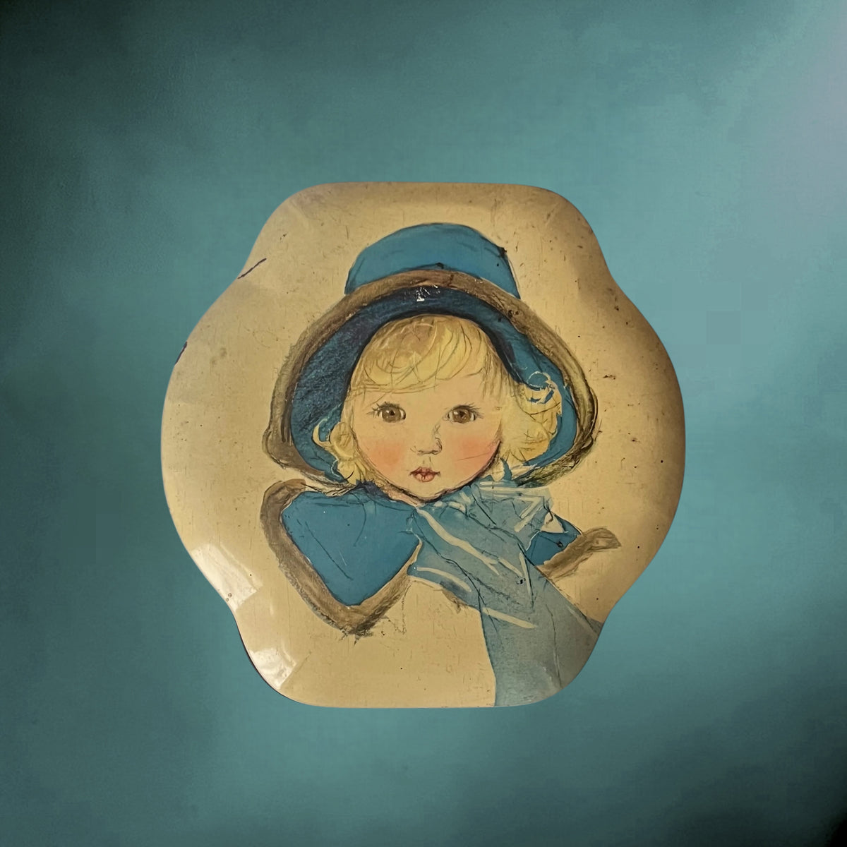 Boîte à Chocolats Côte d’Or en Tôle Lithographiée – Jeune Fille au Bonnet Bleu – Années 40-50

