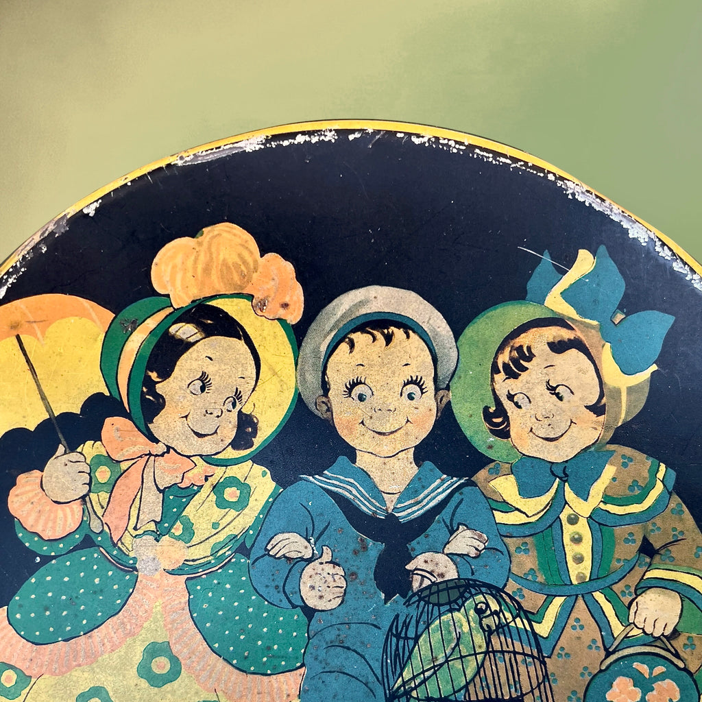 Boîte Métallique Ronde Ancienne à Décor d’Enfants Illustrés – Vers 1930