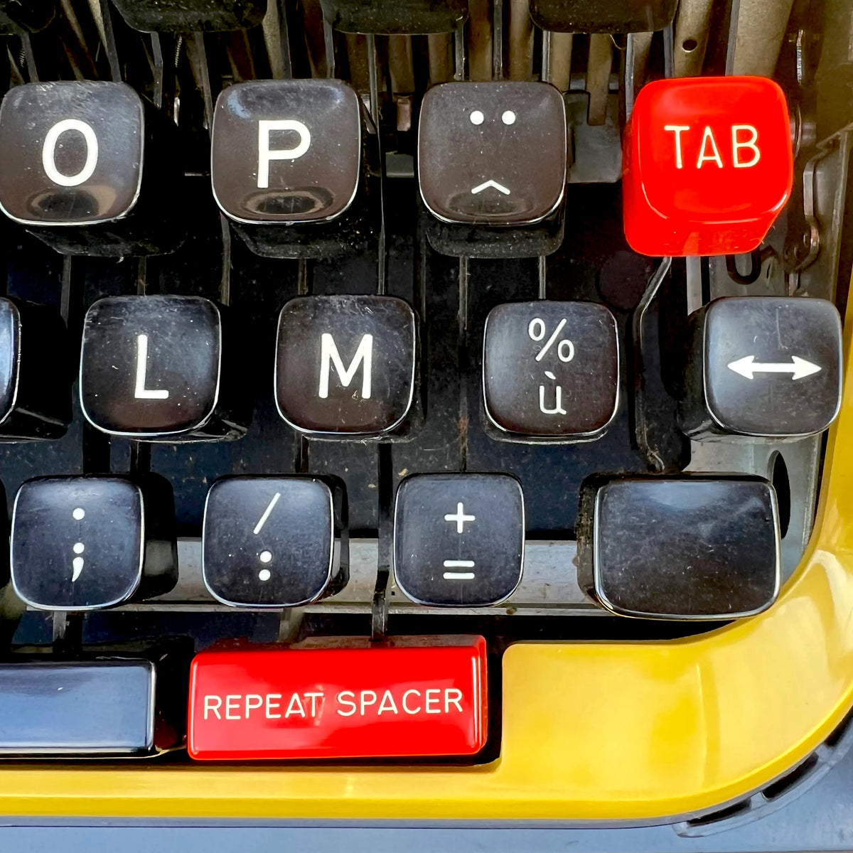 Machine à Écrire Brother 440TR Jaune AZERTY avec Étui Rigide – 1974