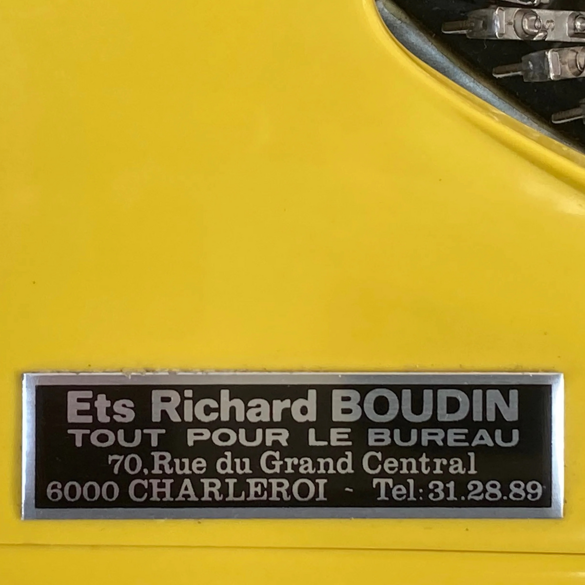 Machine à Écrire Brother 440TR Jaune AZERTY avec Étui Rigide – 1974