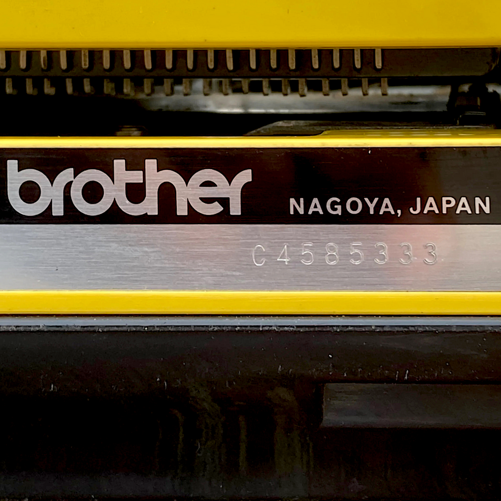 Machine à Écrire Brother 440TR Jaune AZERTY avec Étui Rigide – 1974