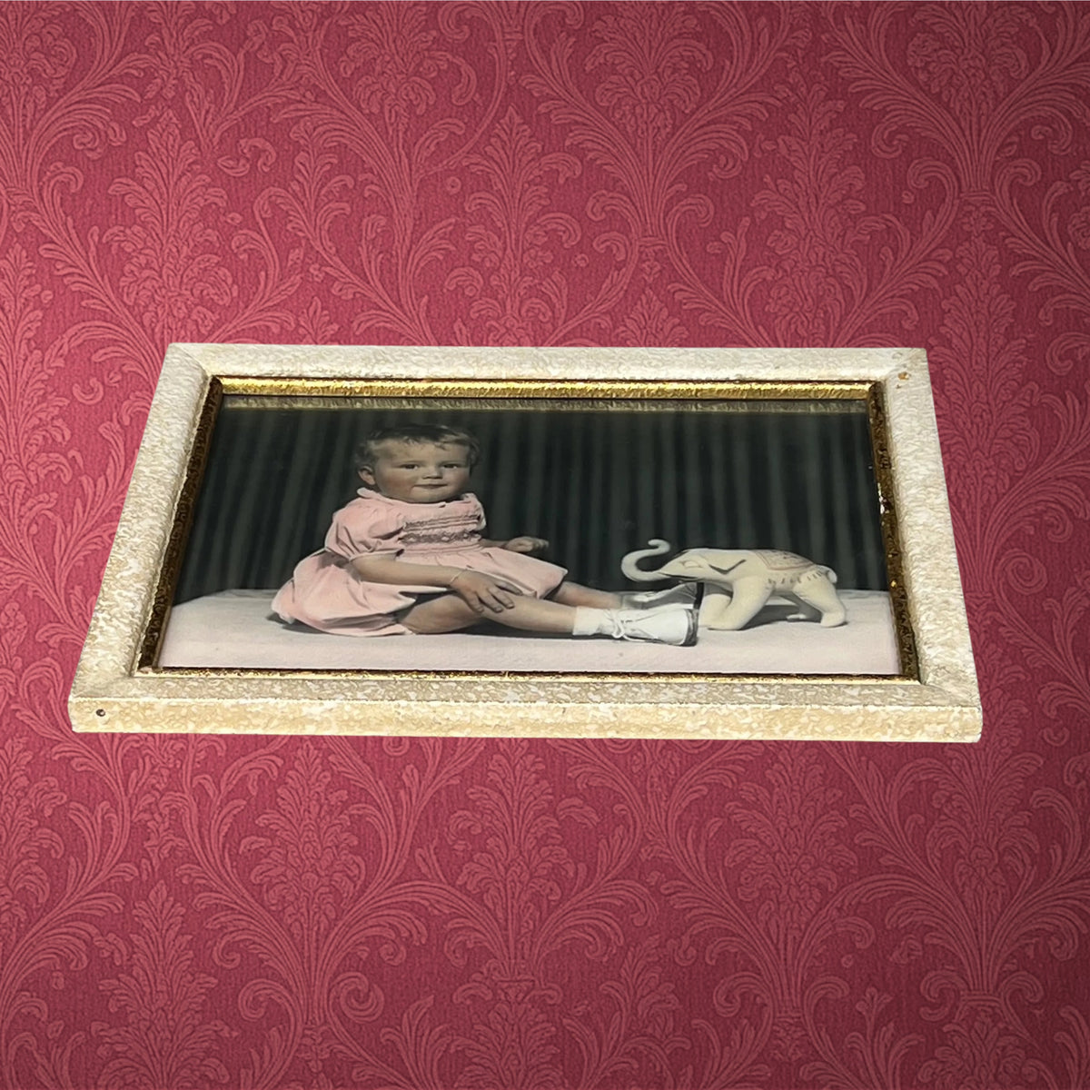 Cadre Mural en Bois avec Photographie Colorisée d’Enfant – Années 50