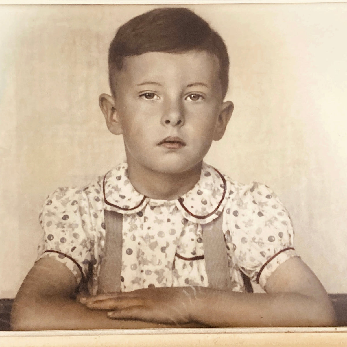 Portrait d’Enfant Colorisé Encadré en Bois Sculpté et Ajouré – Années 40-50