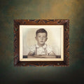 Ancien Portrait d’Enfant Colorisé dans son Cadre en Bois Ajouré – Années 40-50