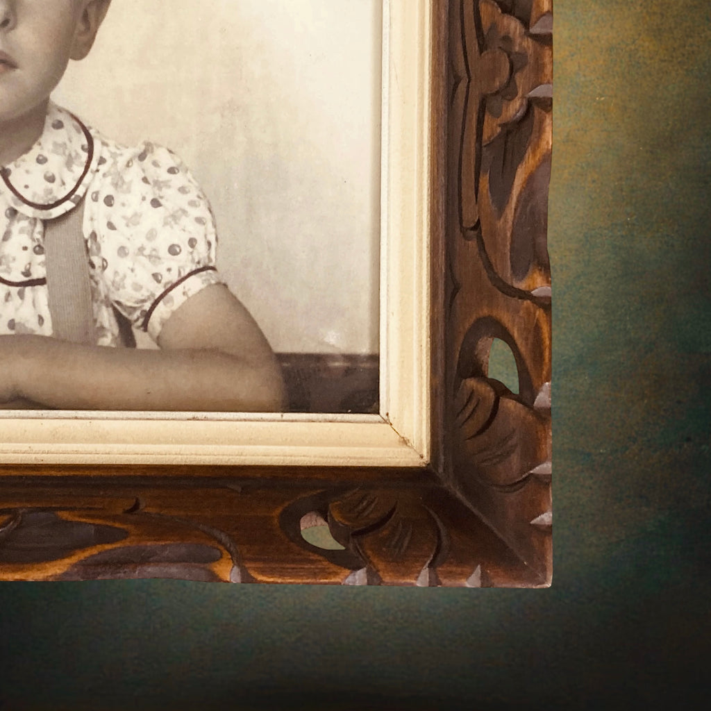 Portrait d’Enfant Colorisé Encadré en Bois Sculpté et Ajouré – Années 40-50