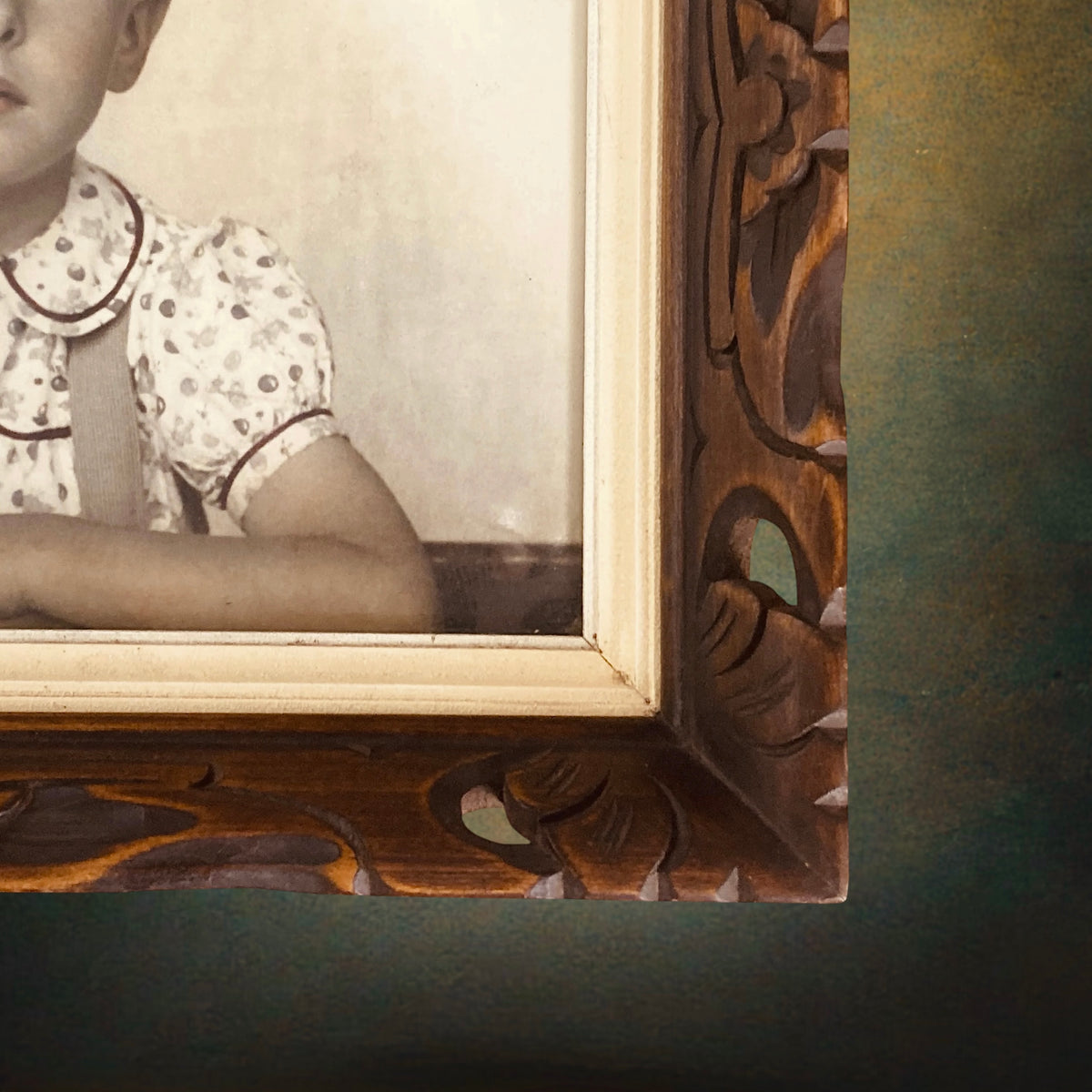 Portrait d’Enfant Colorisé Encadré en Bois Sculpté et Ajouré – Années 40-50