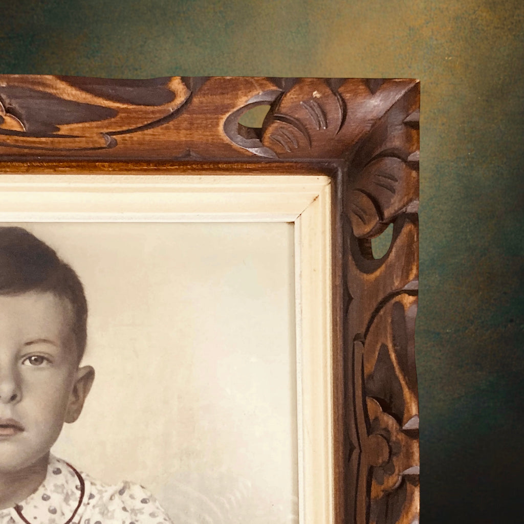 Portrait d’Enfant Colorisé Encadré en Bois Sculpté et Ajouré – Années 40-50