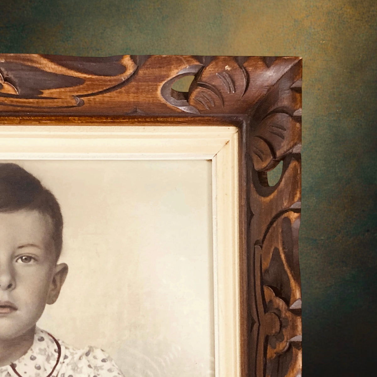 Portrait d’Enfant Colorisé Encadré en Bois Sculpté et Ajouré – Années 40-50
