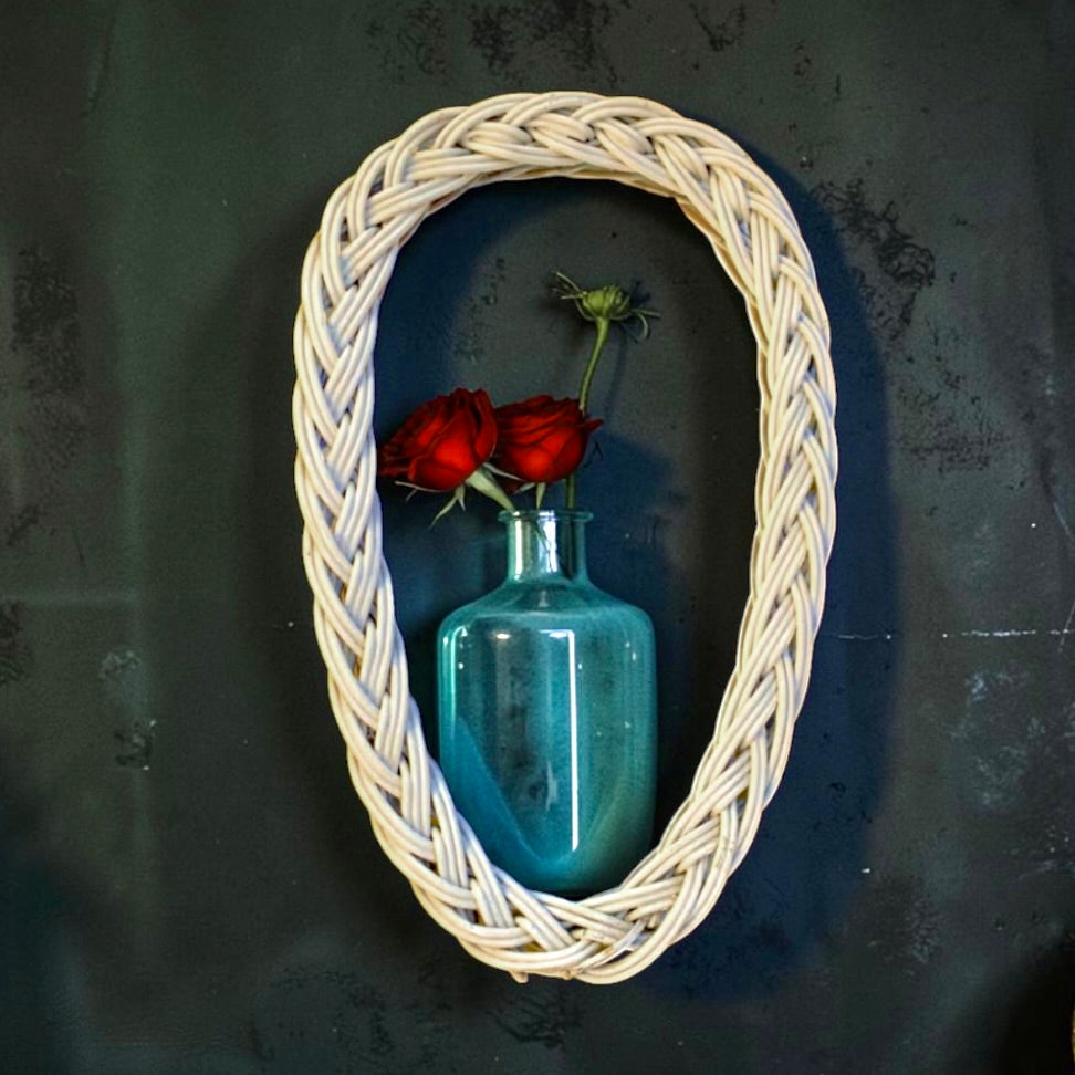 Miroir mural vintage en osier tressé blanc forme libre organique années 60