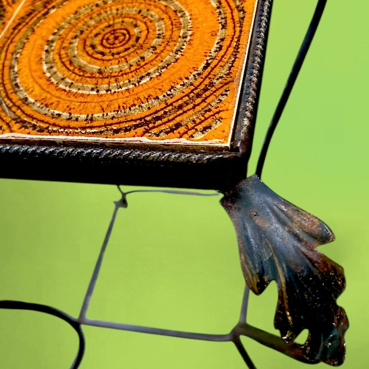 Table d’appoint fer forgé céramique orange vintage carreaux motif circulaire années 60