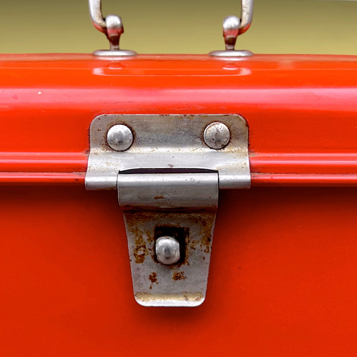 Petit coffre métallique vintage rouge orangé mallette métal années 60