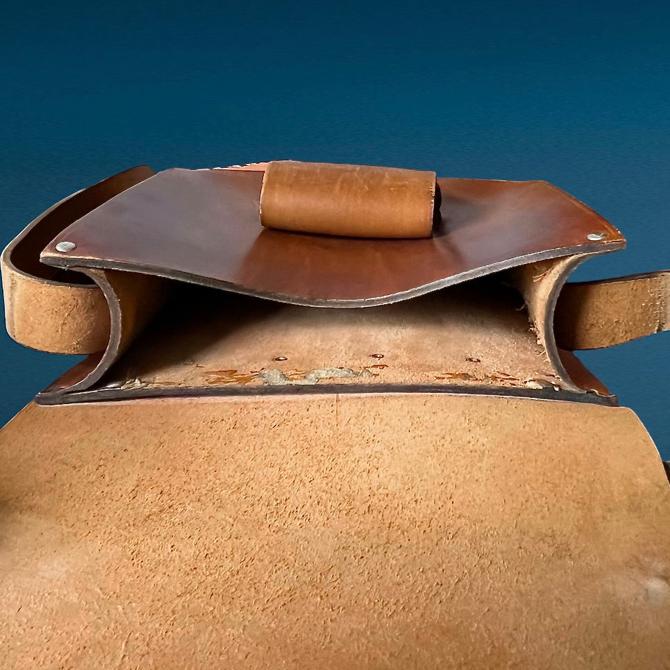 Ancien sac à bandoulière en cuir marron, boucle cloutée, intérieur propre, très bel état, années 70.