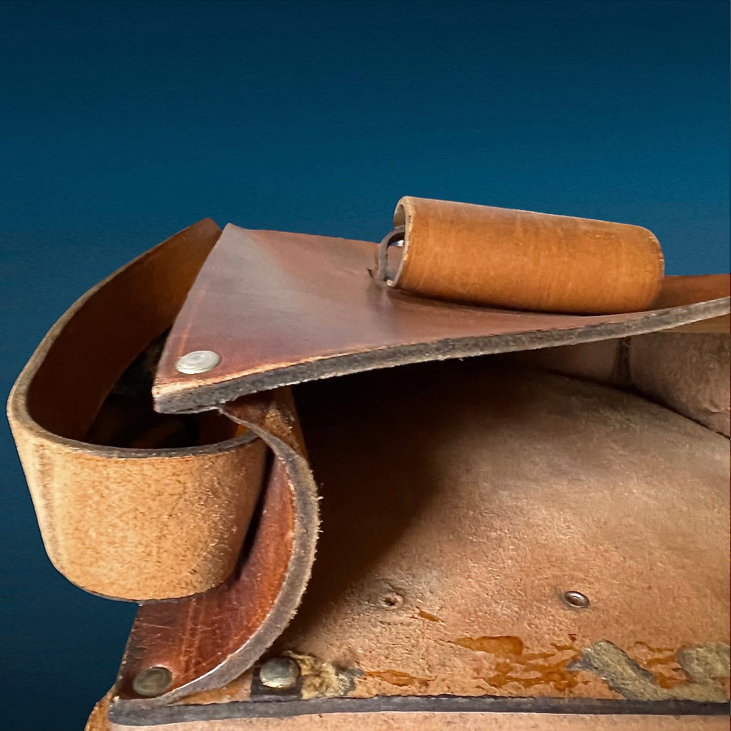 Ancien sac à bandoulière en cuir marron, boucle cloutée, intérieur propre, très bel état, années 70.