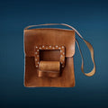 Ancien sac à bandoulière en cuir marron, boucle cloutée, intérieur propre, très bel état, années 70.