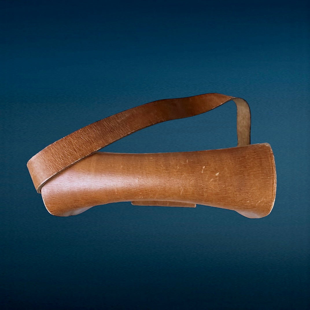 Ancien sac à bandoulière en cuir marron, boucle cloutée, intérieur propre, très bel état, années 70.