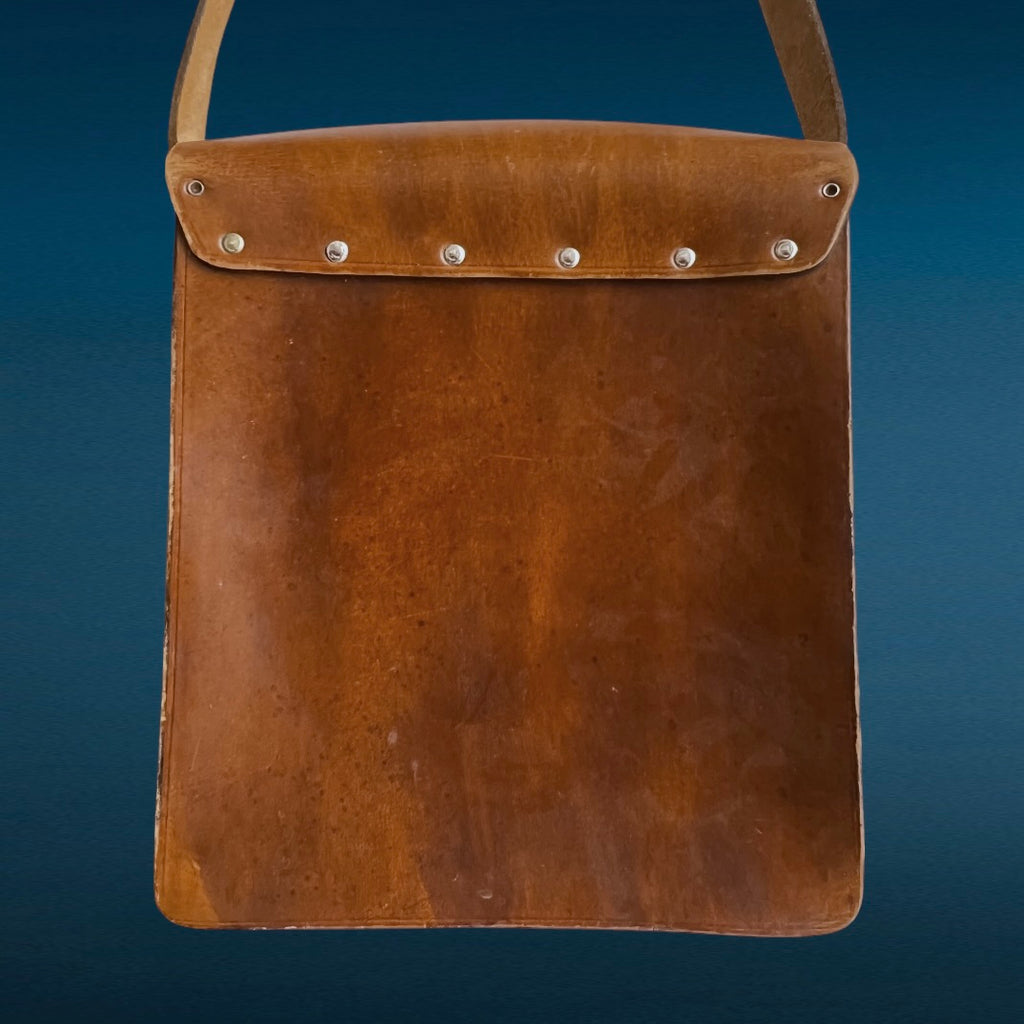 Ancien sac à bandoulière en cuir marron, boucle cloutée, intérieur propre, très bel état, années 70.