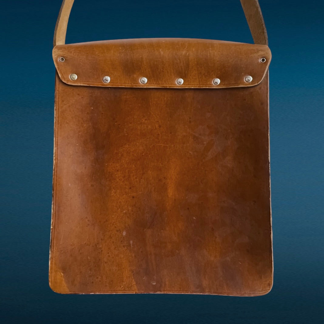 Ancien sac à bandoulière en cuir marron, boucle cloutée, intérieur propre, très bel état, années 70.