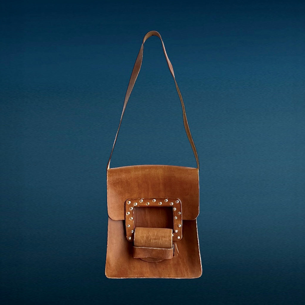 Ancien sac à bandoulière en cuir marron, boucle cloutée, intérieur propre, très bel état, années 70.