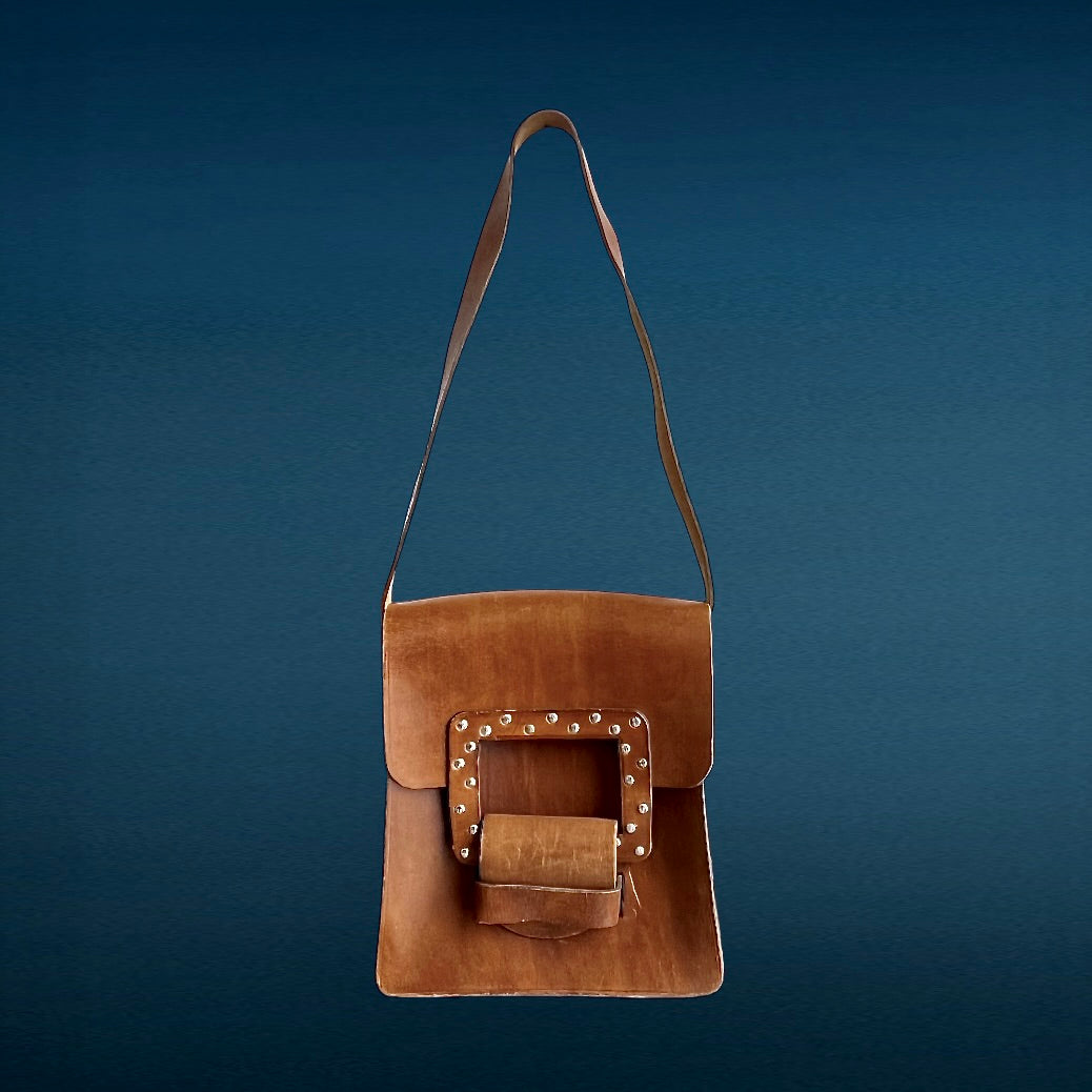 Ancien sac à bandoulière en cuir marron, boucle cloutée, intérieur propre, très bel état, années 70.