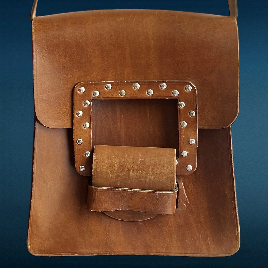 Ancien sac à bandoulière en cuir marron, boucle cloutée, intérieur propre, très bel état, années 70.
