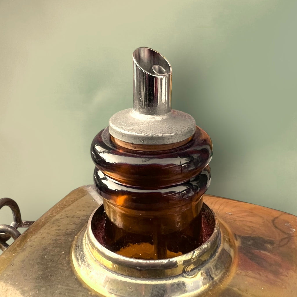 Bouteille Musicale Reuge en Verre Ambré et Laiton Mélodie “Auf Wiederseh’n, Sweetheart” – Années 50