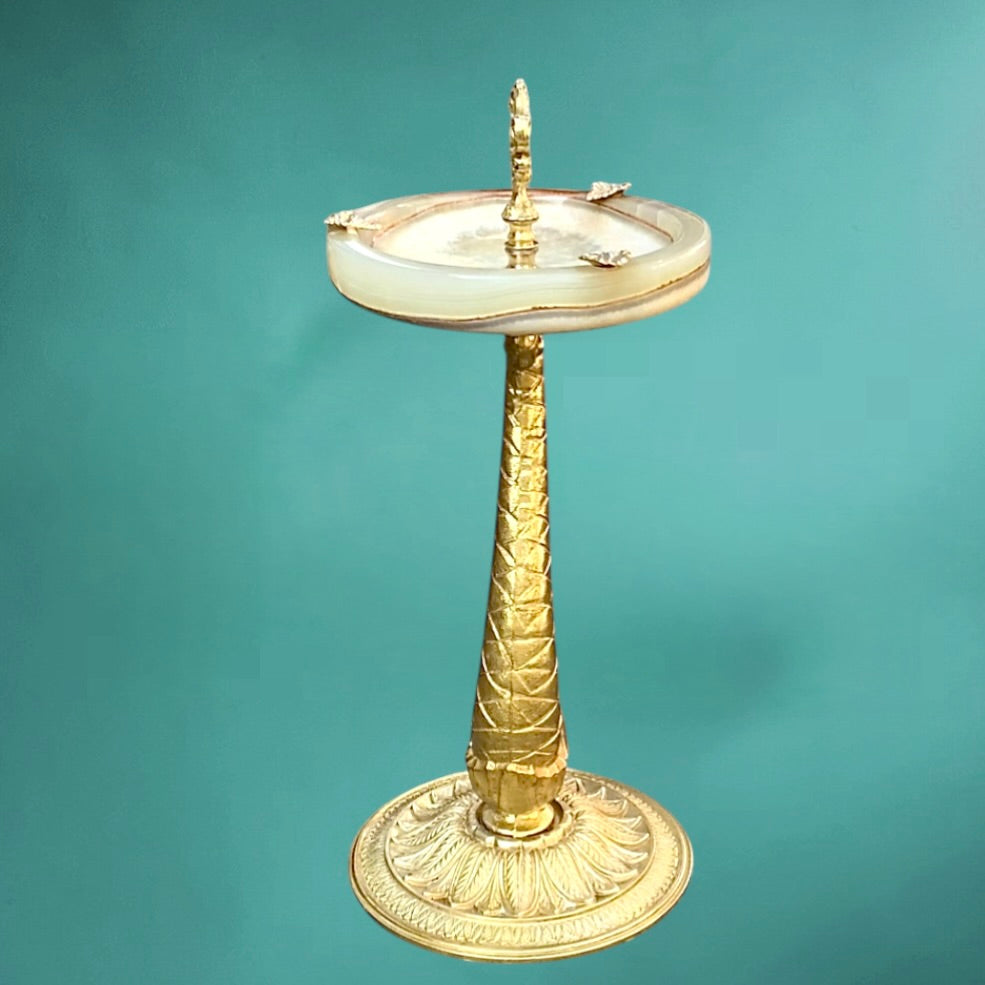 Ancien cendrier sur pied en laiton doré et onyx – poisson stylisé – vintage Hollywood Regency