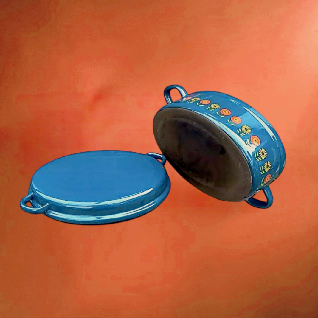 Cocotte vintage en tôle émaillée bleue Siegwerk – décor floral – années 70