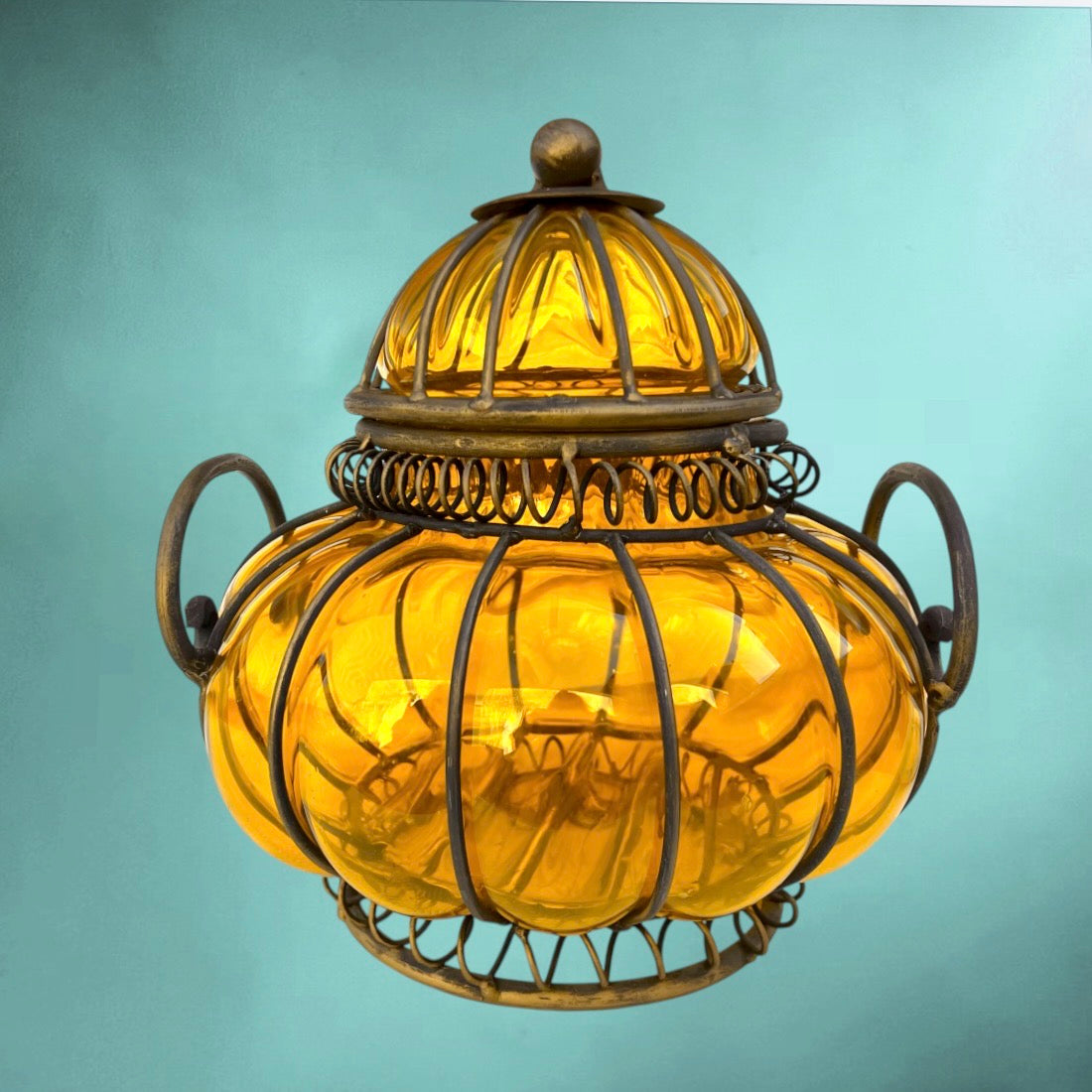 Grande bonbonnière vintage en verre soufflé ambré et métal – style oriental – années 1960-1970
