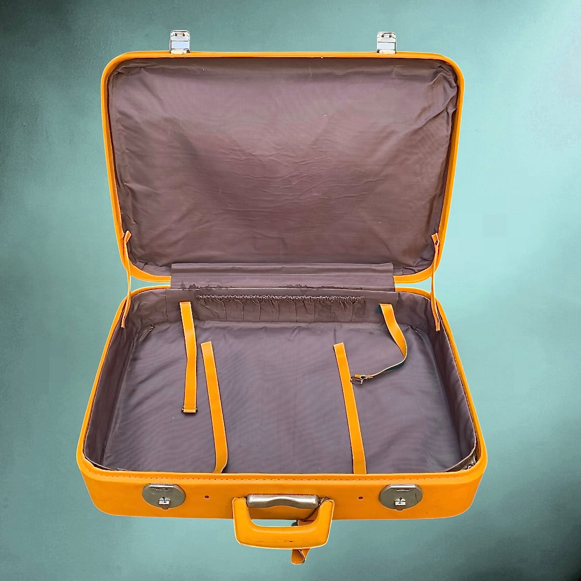 Valise vintage orange en Skaï années 60 – valise rétro avec doublure satinée