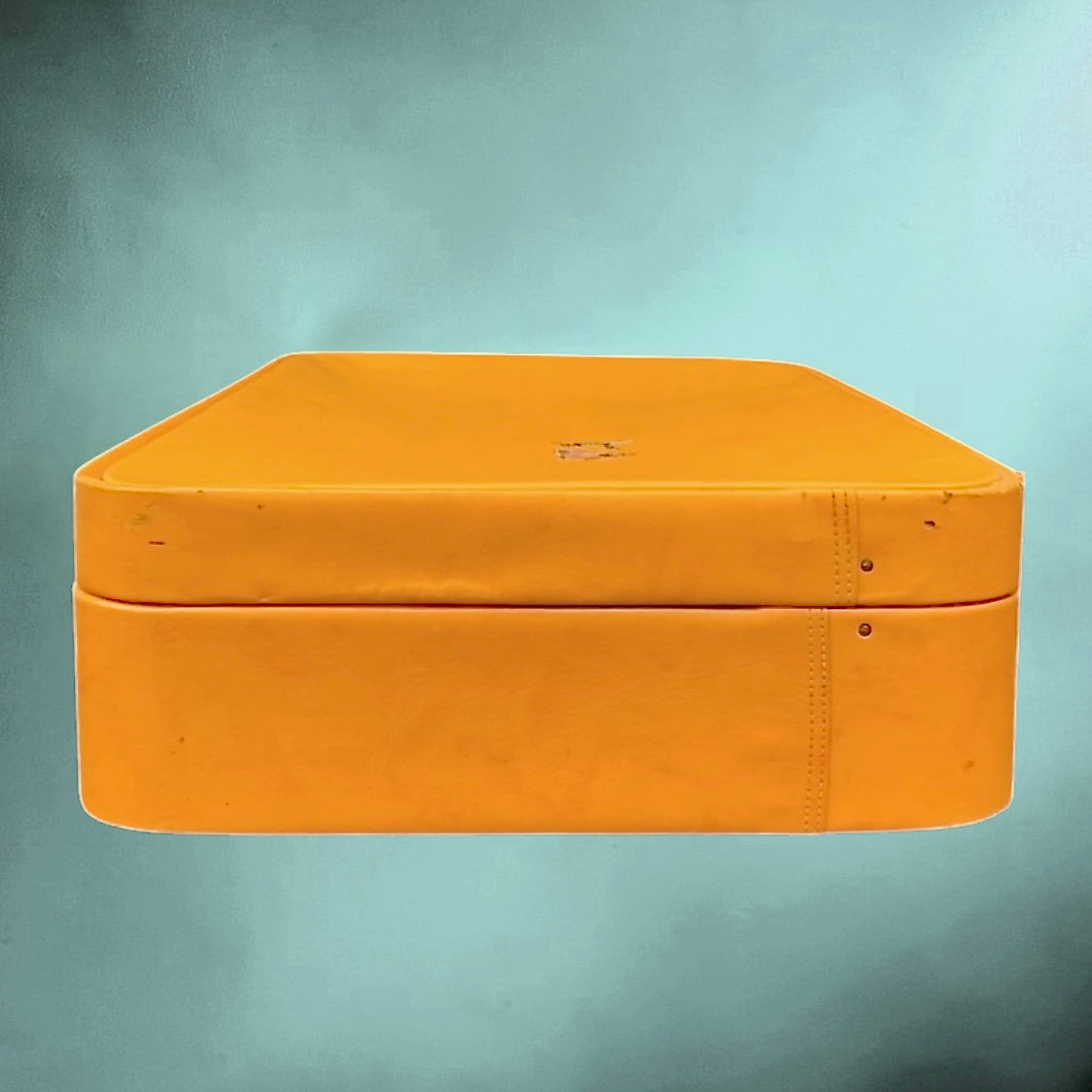 Valise vintage orange en Skaï années 60 – valise rétro avec doublure satinée