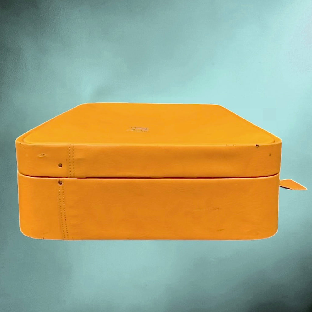 Valise vintage orange en Skaï années 60 – valise rétro avec doublure satinée