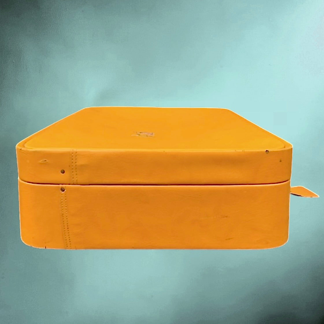 Valise vintage orange en Skaï années 60 – valise rétro avec doublure satinée