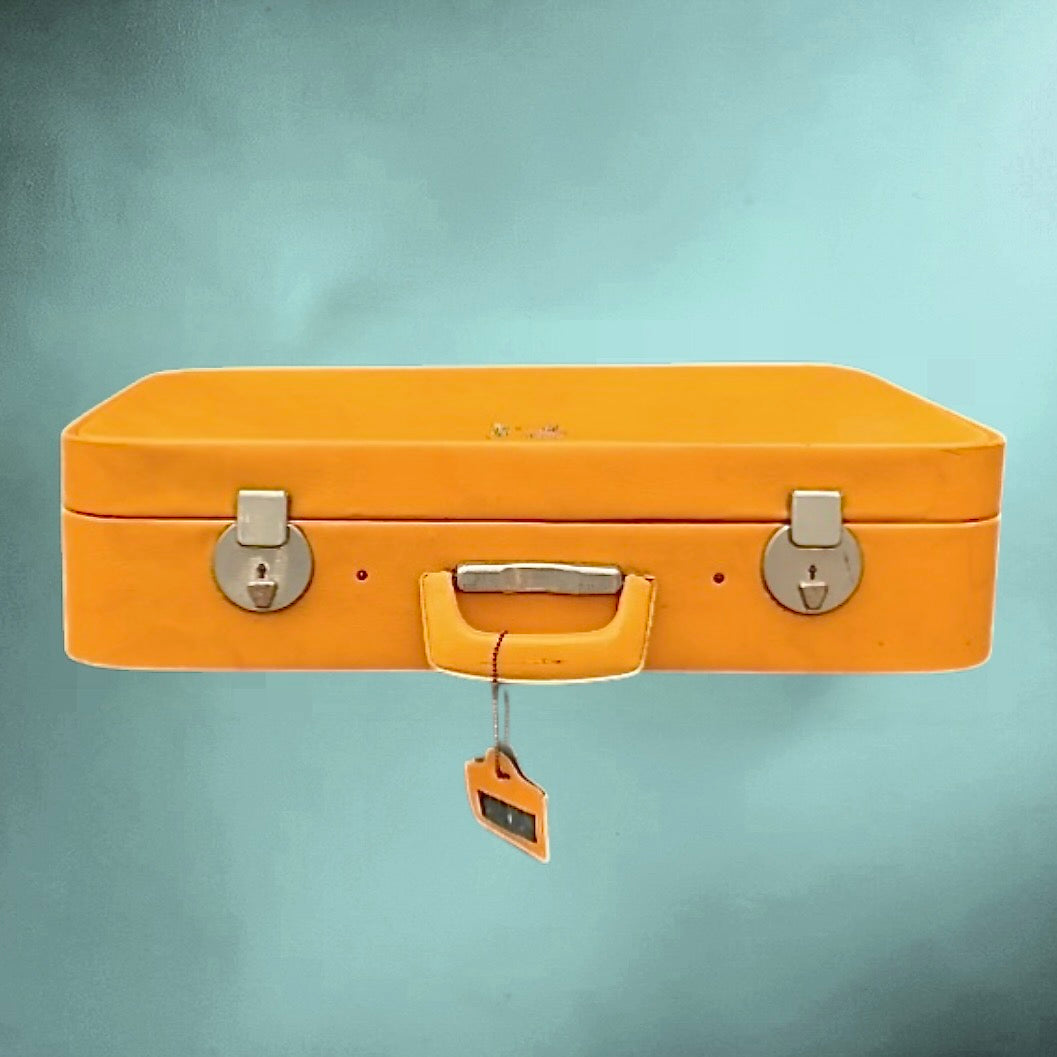 Valise vintage orange en Skaï années 1960 avec doublure satinée grise