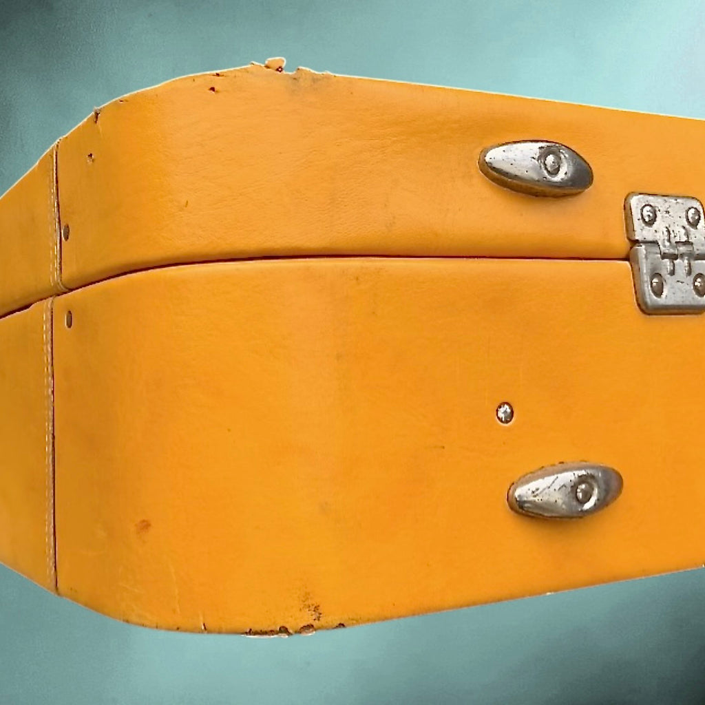 Valise vintage orange en Skaï années 60 – valise rétro avec doublure satinée