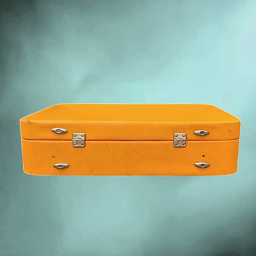 Valise vintage orange en Skaï années 60 – valise rétro avec doublure satinée