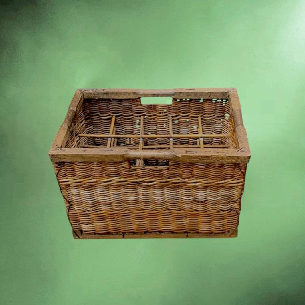 Ancien casier à bouteilles en osier et bois – 15 compartiments – années 30