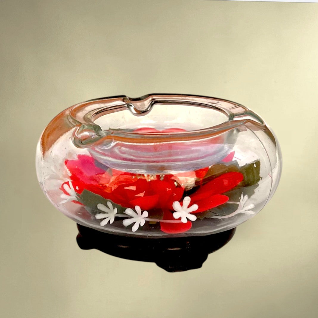 Cendrier vintage fleuri en verre transparent – fleur rouge sous globe – kitsch années 60

