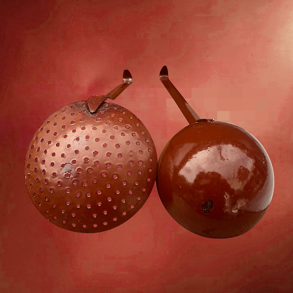 Porte-ustensiles vintage mural en tôle émaillée avec louche et écumoire – années 1950