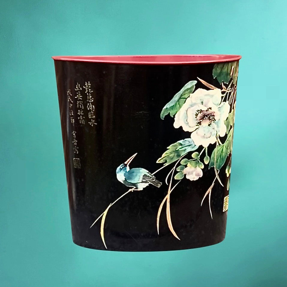 Corbeille à papier Worcester Ware en tôle émaillée noire – décor oiseau – années 60
Titre SEO :