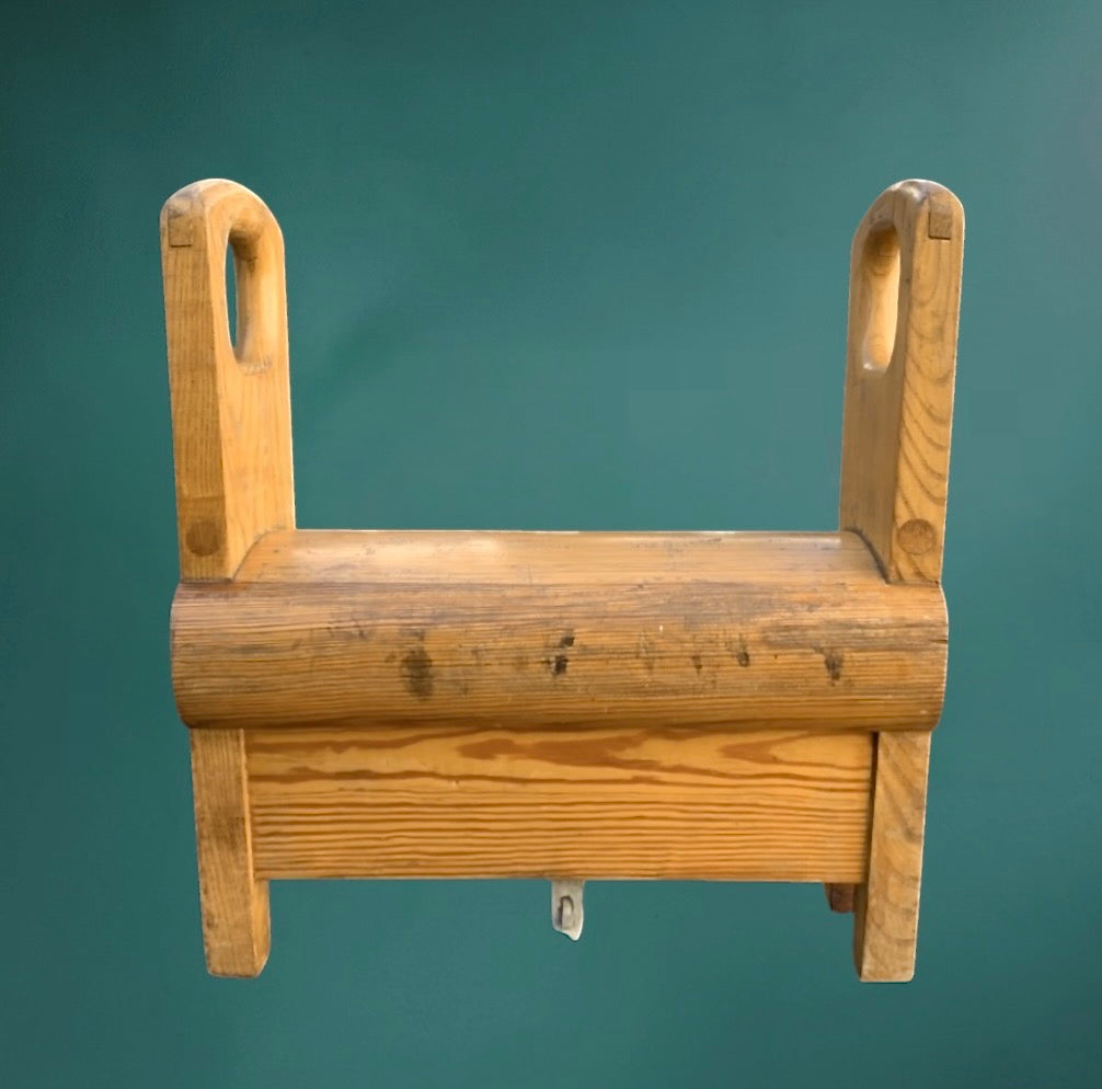 Ancien agrès de gymnastique en bois massif – support de cheval d’arçon vintage
Titre SEO :