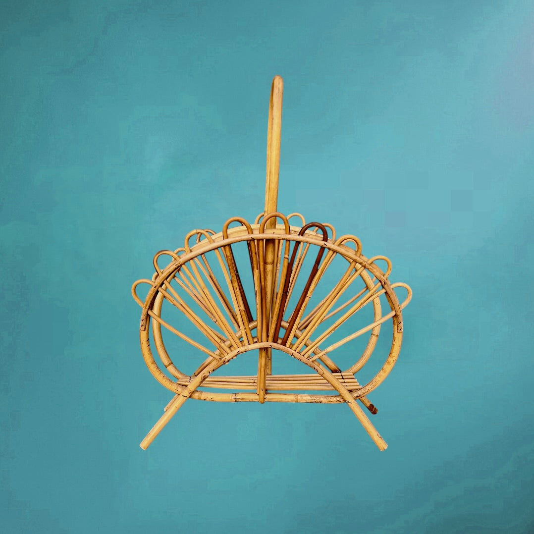 Porte-revue vintage en bambou années 60 – magazine rack rotin – design éventail bohème