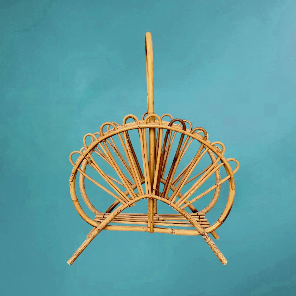 Porte-revue vintage en bambou années 60 – magazine rack rotin – design éventail bohème