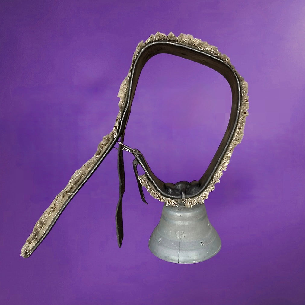 Grande cloche de bovin ancienne en métal avec collier en cuir – décor rustique